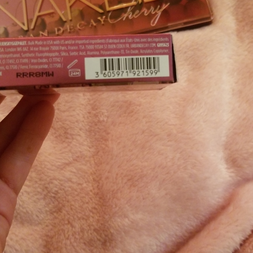 Urban Decay Naked Cherry eyeshadow - Picture 4 of 4